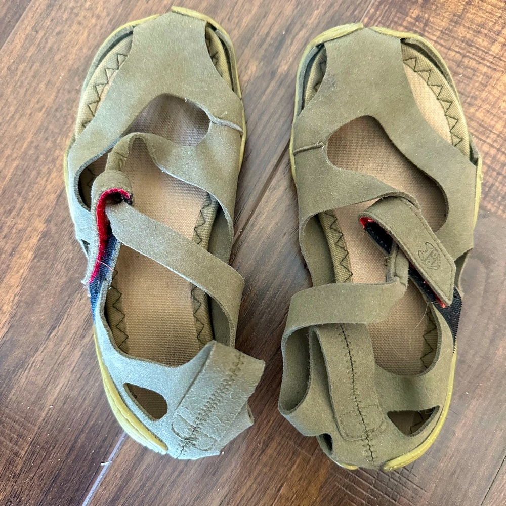 Wildling Kids Barefoot Feather sandals Size 13